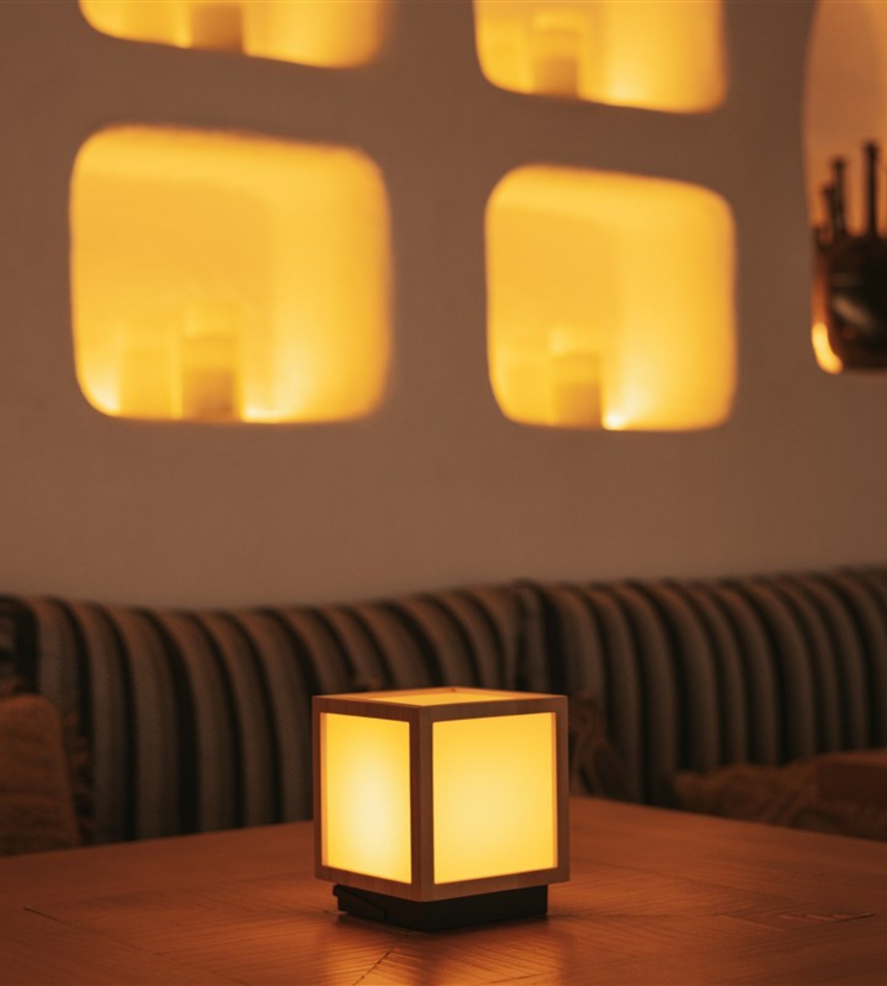 Lanterne portable sans fil VEGA - Format cube - Rechargeable via USB et solaire