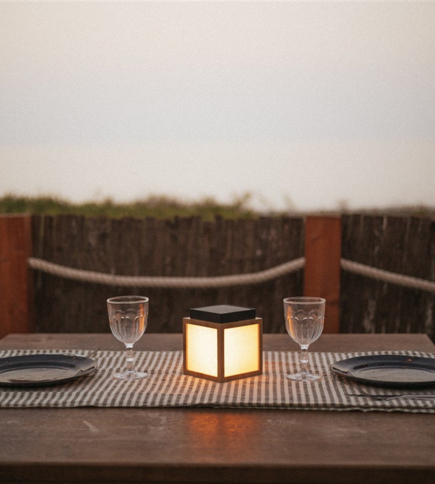 Lanterne portable sans fil VEGA - Format cube - Rechargeable via USB et solaire